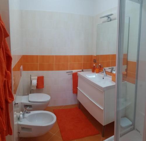 a bathroom with a toilet and a sink at Savonaamare in Savona