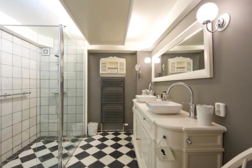 a bathroom with two sinks and a shower at Studio Sautille in Zandvoort
