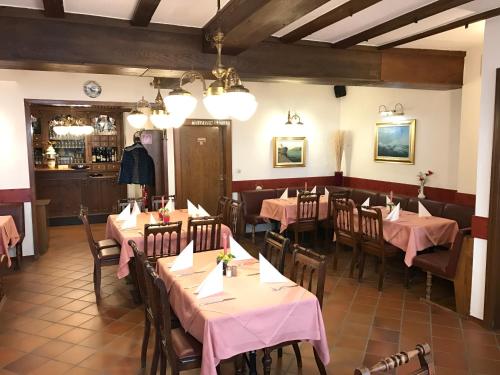 Un restaurante o sitio para comer en Hotel Ratskeller