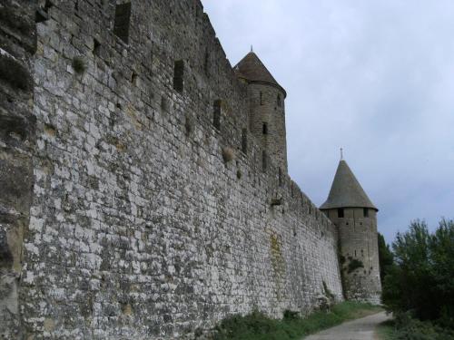 カルカソンヌにあるLa Gaffeの城の横の大きなレンガ壁