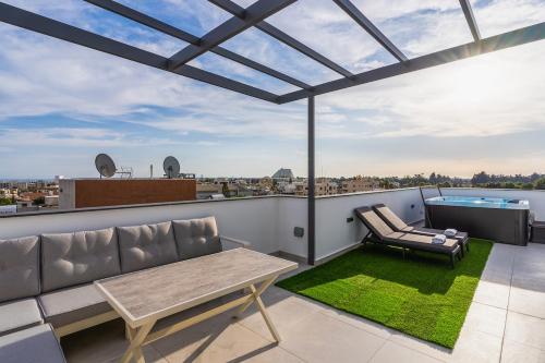 Luxury 2-Bedroom Penthouse with Private Jacuzzi and Sea Views, Limassol ...