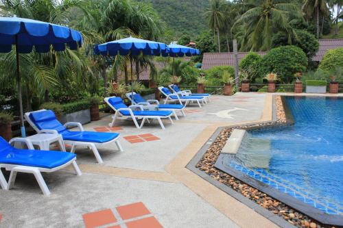 The swimming pool at or close to Baan Vanida Garden Resort
