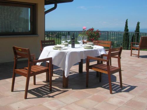 モンテスペルトリにあるPodere Ghioleの白いテーブルクロスと椅子付きのパティオ