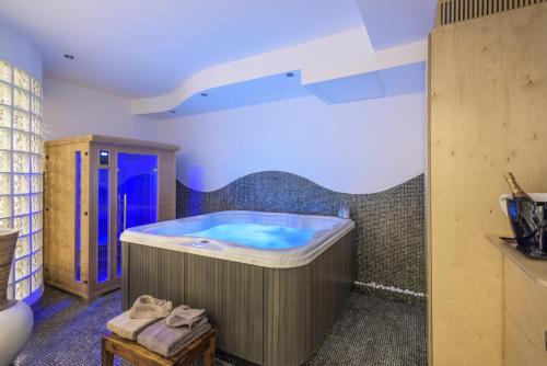 ein Bad mit einer großen Badewanne in einem Zimmer in der Unterkunft Rifugio degli Artisti Top B&B in Rom