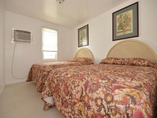 1 dormitorio con 2 camas y ventana en Shore Beach Houses - 111 Lincoln Ave, en Seaside Heights