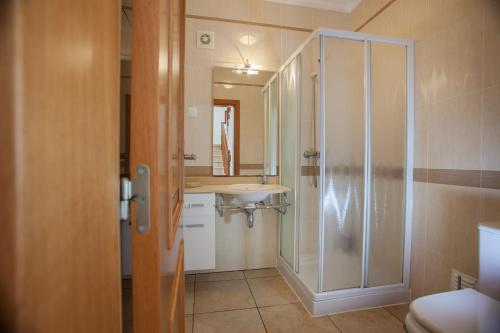 a bathroom with a shower and a sink at Villa Vista Anders Mar in Lagos