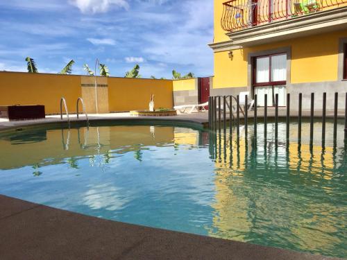 una piscina d'acqua di fronte a un edificio di Residencial Tazacorte Luxe a Tazacorte