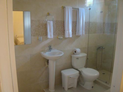ein Badezimmer mit Toilette und Waschbecken in der Unterkunft Hotel Galsi in San Felipe de Puerto Plata