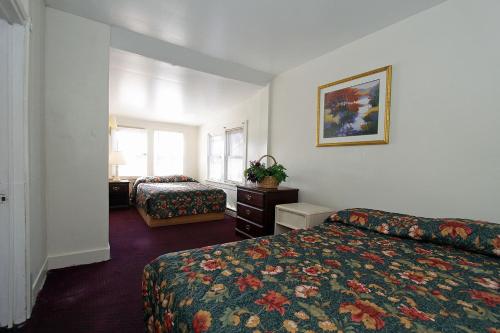 um quarto de hotel com duas camas e uma janela em Shore Beach Houses - 119 F Franklin Avenue em Seaside Heights