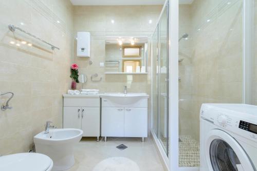 une salle de bain avec un lavabo et une machine à laver dans l'établissement Apartments Pile Marina, à Dubrovnik