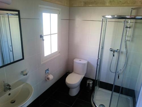 y baño con aseo, ducha y lavamanos. en Citadel View Farmhouse en Victoria