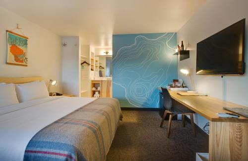 Un pat sau paturi într-o cameră la The Oxbow Hotel