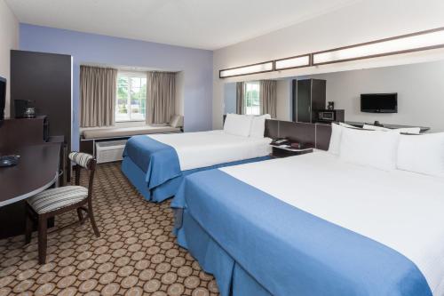 Katil atau katil-katil dalam bilik di Microtel Inn and Suites Elkhart