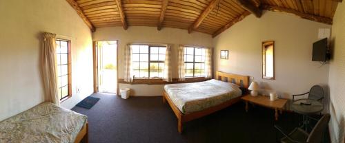 Tempat tidur dalam kamar di Barnyard Backpackers Te Anau