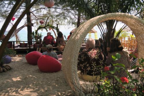 Sabai Sabai Beach Bungalowsにある庭