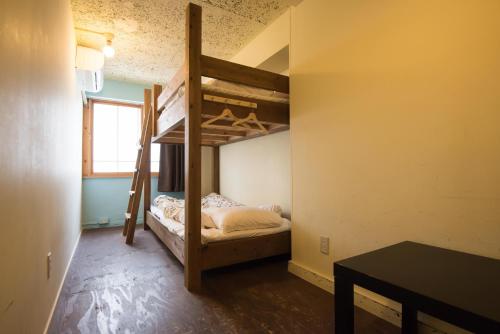 Katil dua tingkat atau katil-katil dua tingkat dalam bilik di Hostel Q