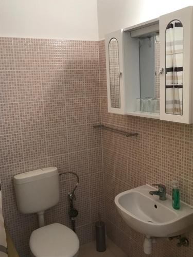 La salle de bains est pourvue de toilettes et d'un lavabo. dans l'établissement Éva Apartman, à Miskolc