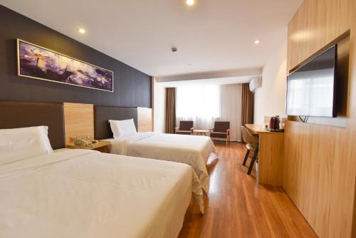 Säng eller sängar i ett rum på 7Days Premium Shanghai Wild Animal Park