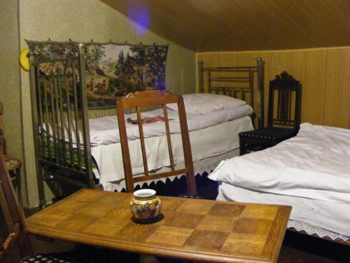 Łóżko lub łóżka piętrowe w pokoju w obiekcie Tina's Homestay