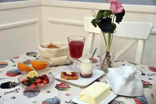 einen Tisch mit einem Teller Essen und einem Getränk in der Unterkunft A Due Passi B&B in Castellammare di Stabia