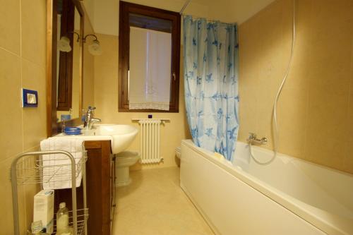 a bathroom with a tub and a sink and a toilet at B&B Le Ragazze in Sorbara