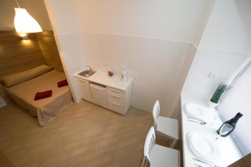 La petite salle de bains est pourvue d'un lavabo et de toilettes. dans l'établissement Apartment on SVYATOHO TEODORA SQUARE 5, à Lviv