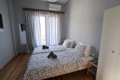 Un dormitorio con una cama con dos objetos negros. en Mellia, en Olimpia
