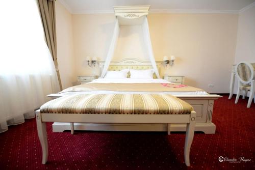 Ένα ή περισσότερα κρεβάτια σε δωμάτιο στο Hotel Dallas