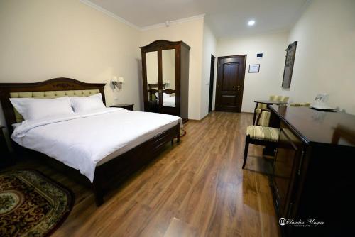 Ένα ή περισσότερα κρεβάτια σε δωμάτιο στο Hotel Dallas