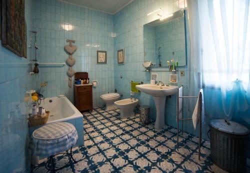 トレヴィーゾにあるdalla manuの青いバスルーム(シンク、バスタブ、トイレ付)