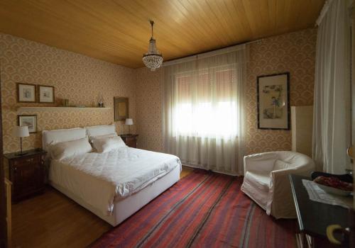um quarto com uma cama grande e uma janela em dalla manu em Treviso