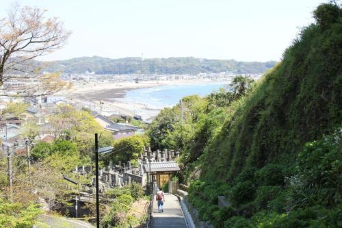 a view of a beach from a hill at guesthouse SHIBAFU in Kamakura