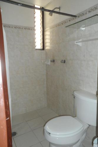 ein Badezimmer mit Toilette und Dusche in der Unterkunft Hotel Fernando in Tuxtla Gutiérrez
