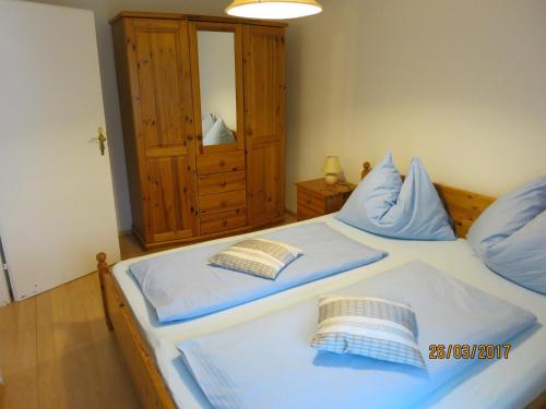 two twin beds in a bedroom with a mirror at Ferienwohnungen Kremsbrucker in Klagenfurt