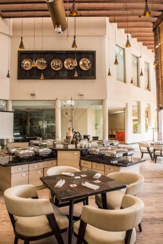 Restaurace v ubytování The Red Maple Mashal