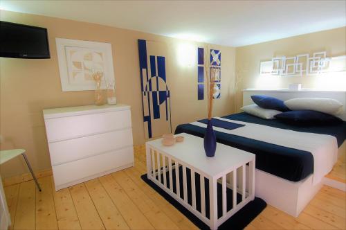 sypialnia z łóżkiem i łóżeczkiem dziecięcym w obiekcie Virna House a Castellammare del Golfo w mieście Castellammare del Golfo