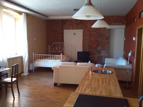een woonkamer met een bank en een tafel in een kamer bij Wohnung Nikolaiblick in Wismar