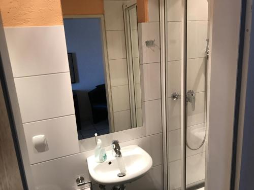 Koupelna v ubytování Hotel Rhein INN