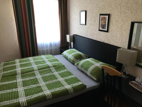Postel nebo postele na pokoji v ubytování Hotel Rhein INN