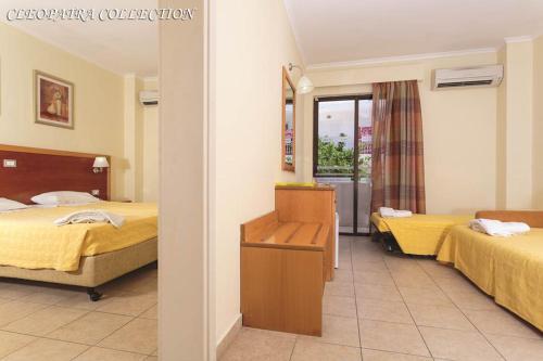 Postel nebo postele na pokoji v ubytování Cleopatra Classic Hotel