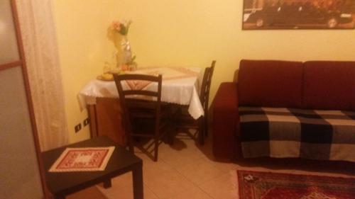 a living room with a table and a couch at House on Anagnino 64 in Ciampino