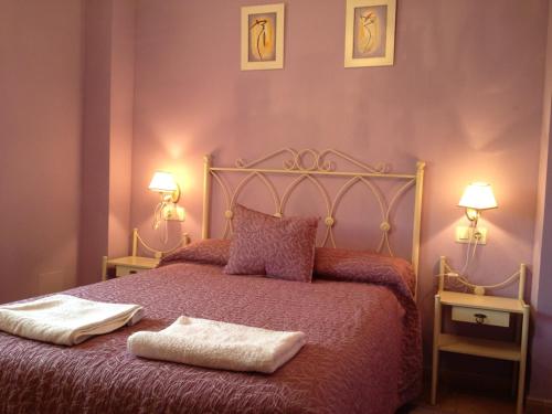 1 dormitorio con 1 cama con 2 toallas en Casa Rural Zapatero en Trabanca