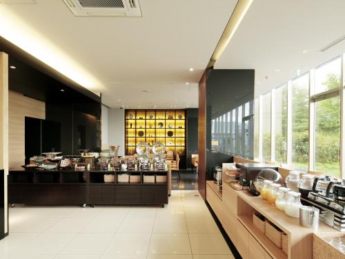 a large room with aasteryasteryasteryasteryasteryasteryasteryasteryasteryasteryastery at Candeo Hotels Chino in Chino