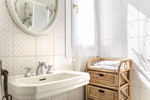 bagno con lavandino e specchio di La Villa del Lago a San Felice del Benaco