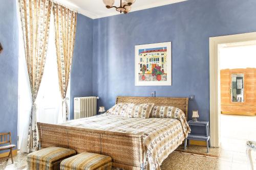 una camera con letto e parete blu di La Villa del Lago a San Felice del Benaco