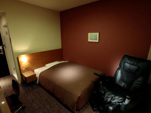 Giường trong phòng chung tại Candeo Hotels Kameyama