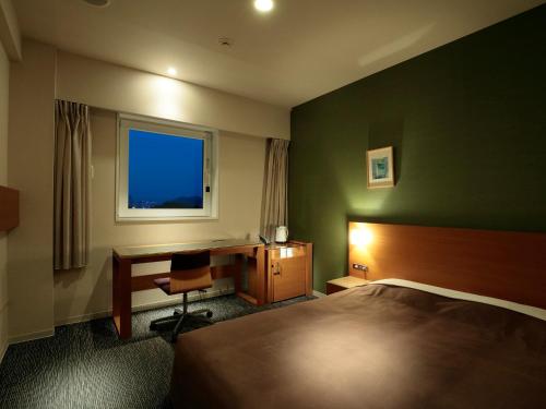 Giường trong phòng chung tại Candeo Hotels Kameyama