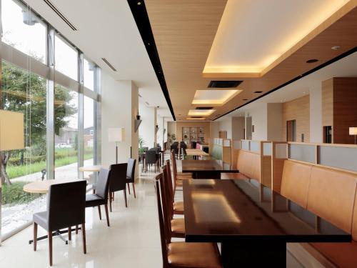 Candeo Hotels Ozu Kumamoto Airport tesisinde bir restoran veya yemek mekanı
