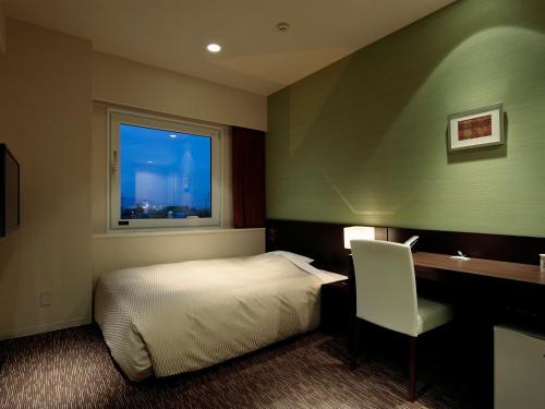 熊本機場光芒菊陽酒店房間的床