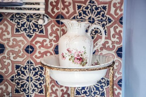 un vase blanc assis sur une table dans une pièce dans l'établissement Il Teatro Di Nerone, à Naples